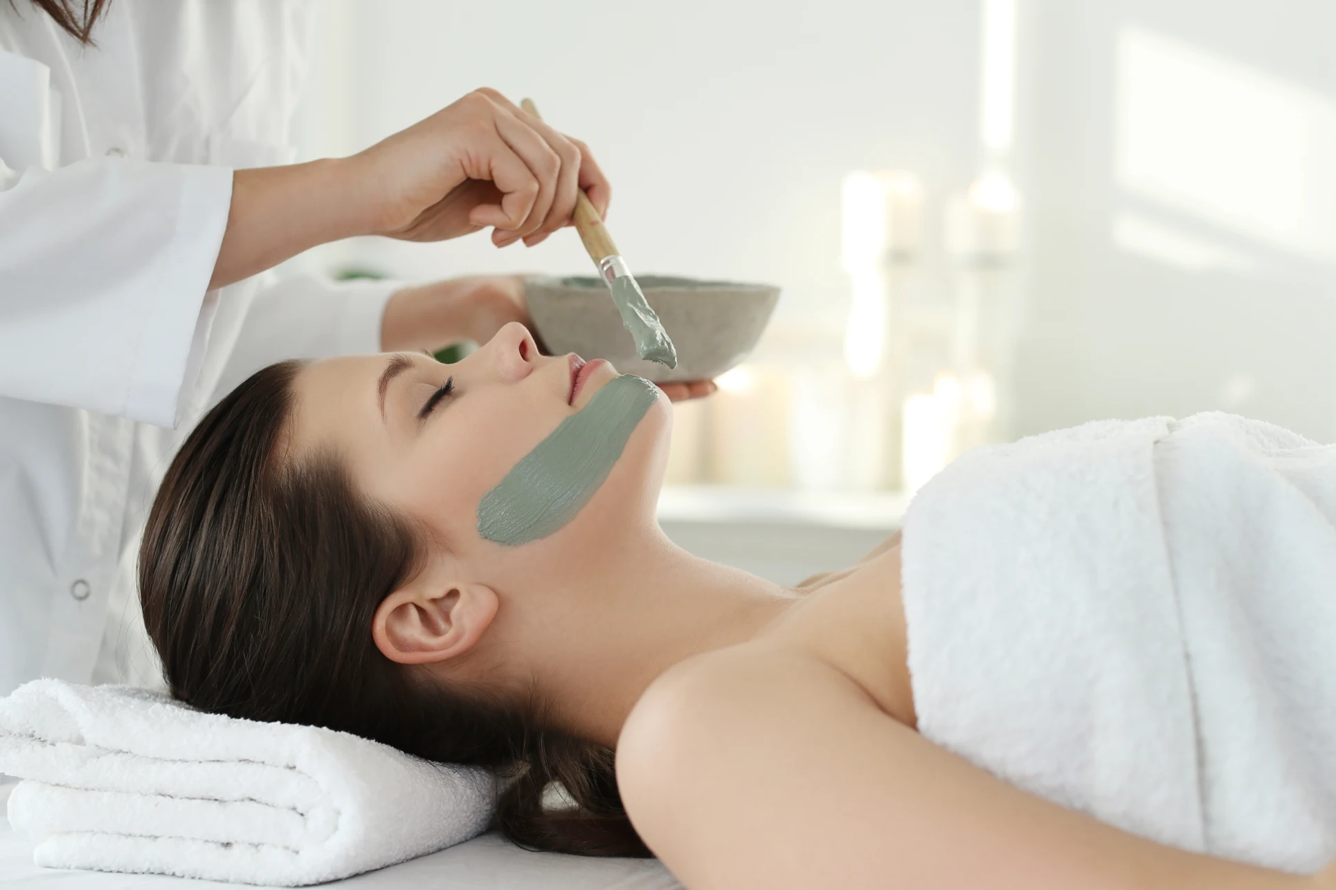 Green clay facial mask with lymphatic technique